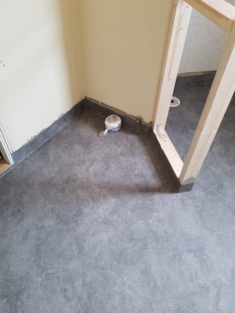 Sanitarinių patalpų grindų danga 4